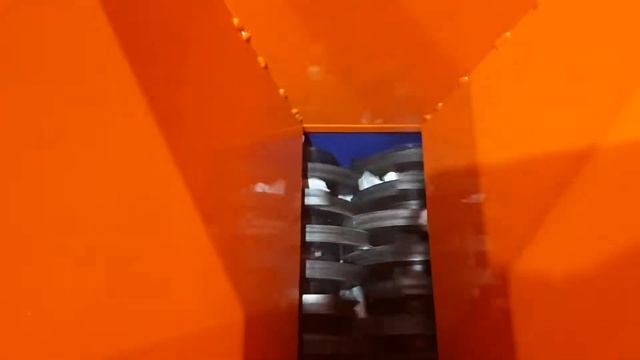 Дробилка  шредер двухвальный измельчение дробление бумаги на шредоре ИШМ-220 толщина ножей 20 мм. смотреть онлайн