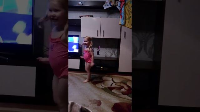 Балуемся! Дети не дают скучать! Дети балуются! Девочки балуются! смотреть онлайн