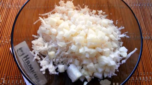 Салат с крабовыми палочками, вареными яйцами и дайконом
