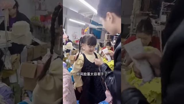 單親爸爸丨爸爸送給小妮子玩偶禮物，小妮子不但有蛋搭子，還要開蛋撻派對！ #工廠小妮 смотреть онлайн