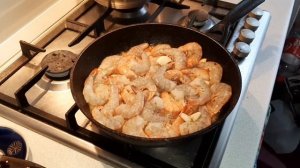 креветки королевские на сковороде.