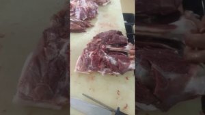 Разделываем свежую партию кабана. Мастер за работой!