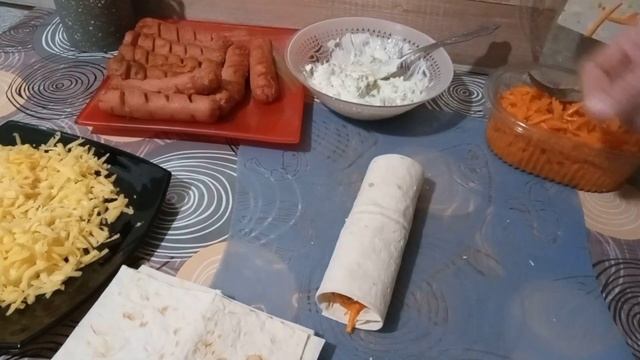 Быстрый завтрак или перекус из лаваша с сыром,сосиской и корейской морковью. смотреть онлайн