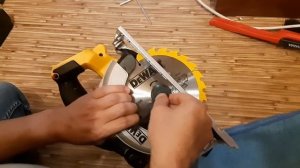 Установка замена диска на пиле Dewalt DCS391