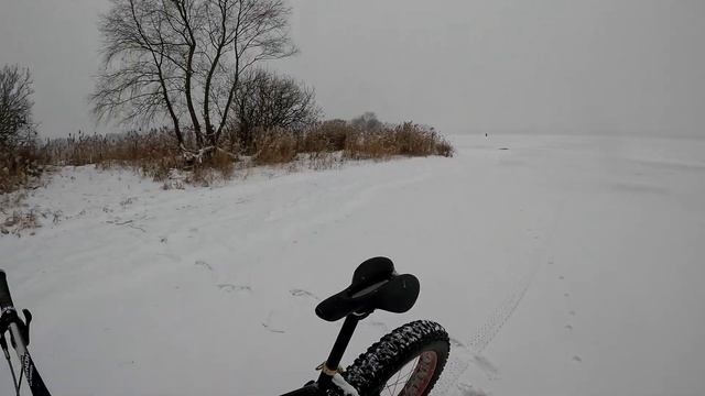 На фэтбайке провели разведку второго Малинового острова на озере Сенеж.Смотрим что там. смотреть онлайн