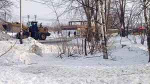 Медленно, со скрипом, но уборка снега на улицах Хабаровска продолжается