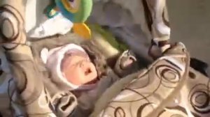 Малышка смешно плачет