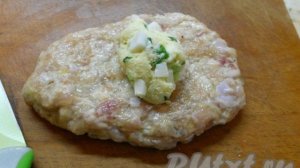 Рецепт котлет с яйцом и сыром внутри
