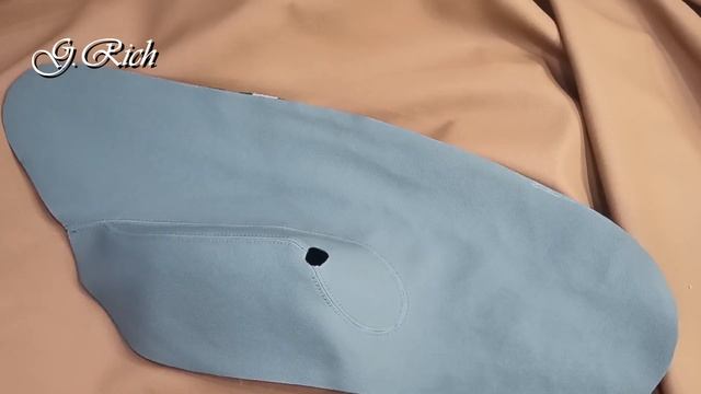 Видео о том, как наклеить заготовки для самостоятельной перетяжки дверных карт Skoda Octavia Tour