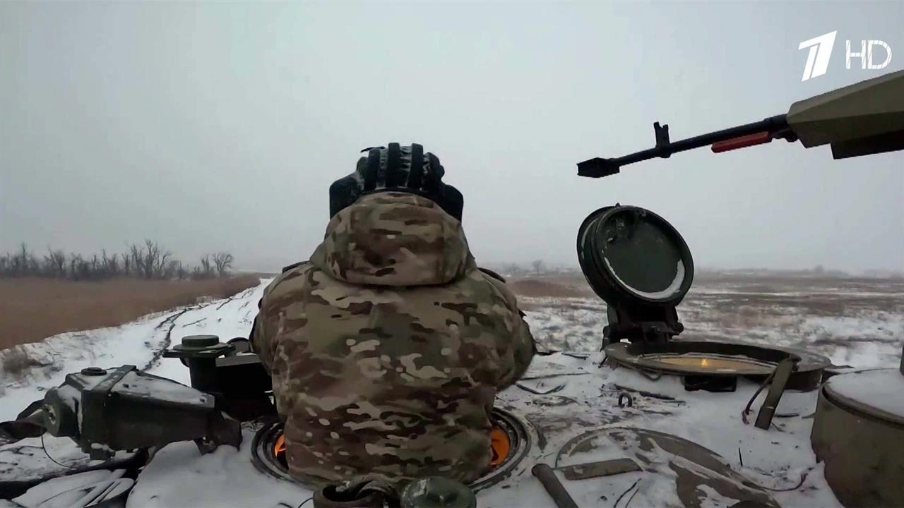 Под Артемовском боевые задачи успешно выполняют российские танкисты - экипажи Т-90