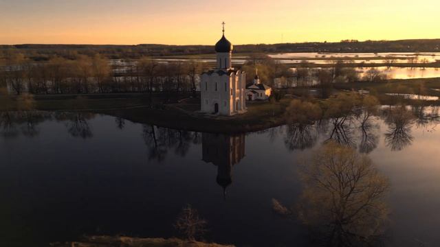 Церковь Покрова на Нерли в Боголюбово на рассвете (4K) смотреть онлайн