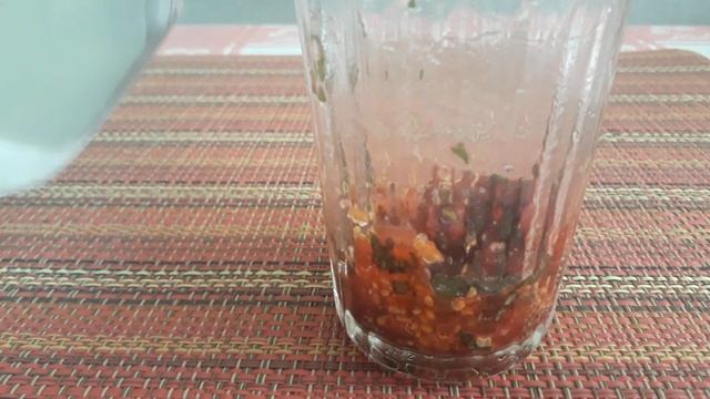 Холодный дачный морсик из сезонных ягод с мятой. Морс. Смородина. смотреть онлайн