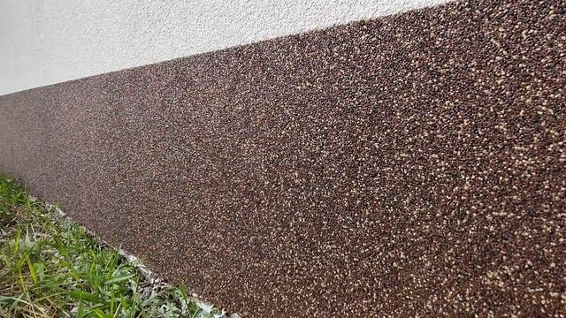 Отделка комбинированного фасада камешковой и мозаичной штукатуркой Ceresit