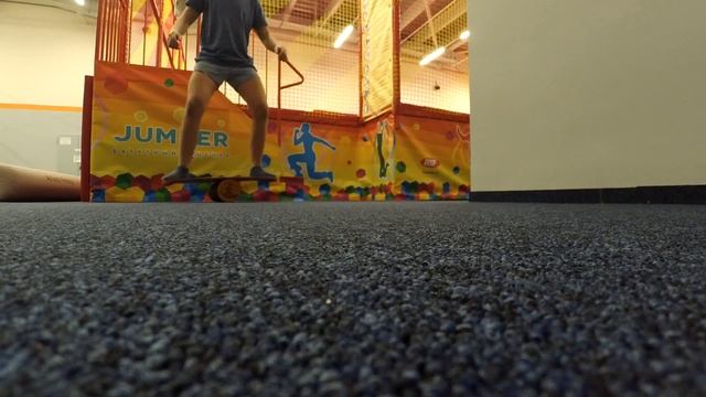 VLOG: БАТУТНЫЙ ЗАЛ! СОЧНЫЕ ПОПКИ! смотреть онлайн