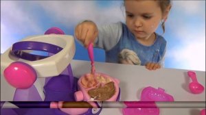 Катя делает конфетки из набора для приготовления конфет на палочке | КФ Мисс Кэти и Мистер Макс