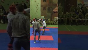 Борец против боксера (боксёр в синем,борец красный)