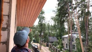 Подшив свесов дома планкеном из лиственницы