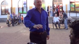 Дед показал парням как надо играть на гитаре !!!!