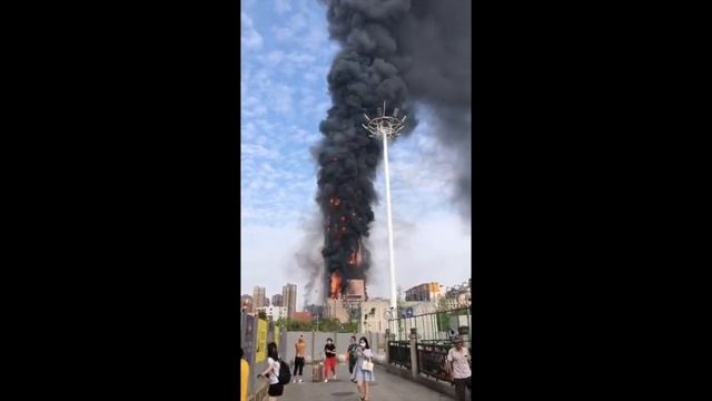 Пожар в небоскребе China Telecom в китайском городе Чанша