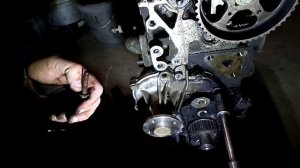50  Снятие помпы двигателя  Джили МК  копия  двгателя TOYOT A4 FE