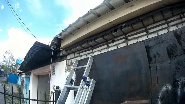 Монтаж водосточного желоба для гаража