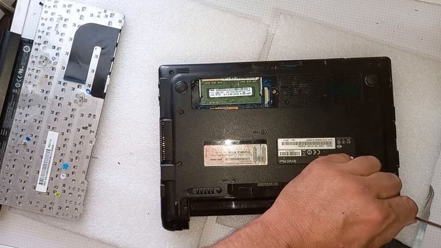Samsung N145 Plus laptop assembly смотреть онлайн