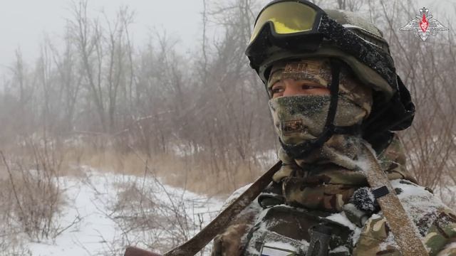 Поначалу он очень боялся при ребятах. Поначалу он очень боялся при ребятах. Стихи и песни о войне. Пришла война. Стихотворение о войне для стар.