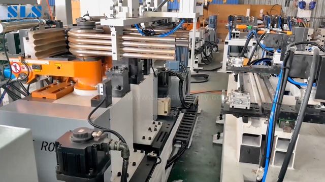 на видео показано, как быстро согнуть и пробить отверстия на металлических трубах