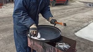 Подготовка сковороды к работе