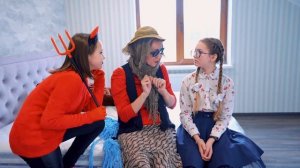 ДЕМОН И БАБКА СТАЛИ ДРУЗЬЯМИ? АНГЕЛ VS ДЕМОН В ШКОЛЕ