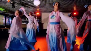 Китайский танец с рукавами