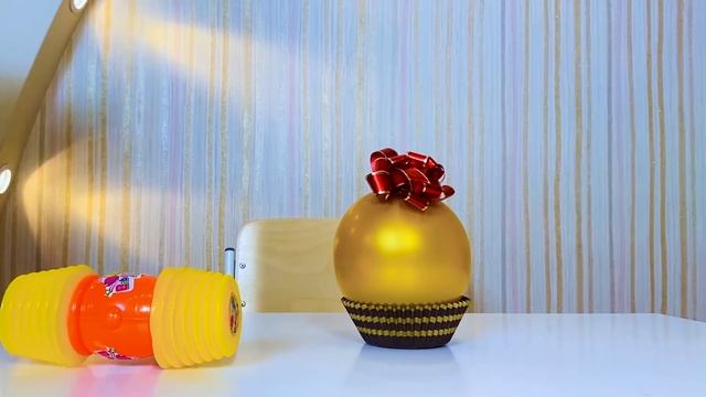 Играет с шоколадом и yummy video for kids с Полиной и Дашей