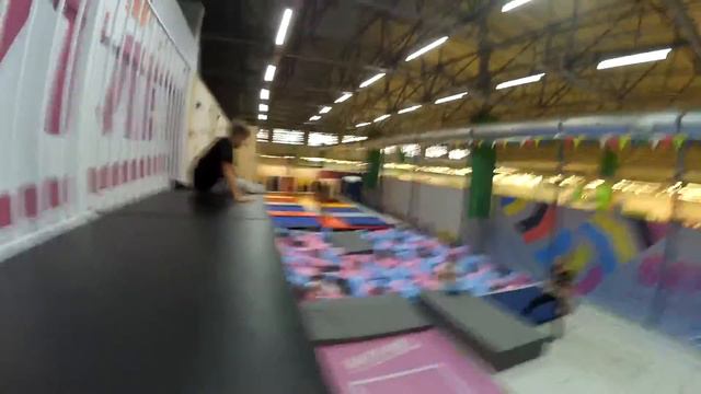 VLOG-Прыгаем с пацанами в ''БатутЛёте'' смотреть онлайн