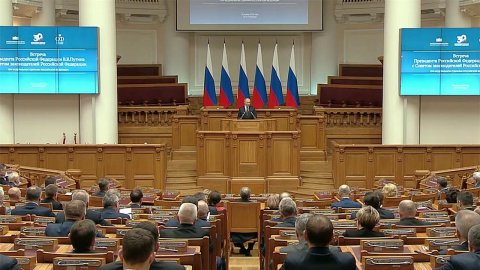 Владимир Путин выступил на заседании Совета законодателей в Санкт-Петербурге