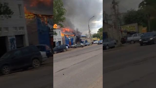 в Ярославле горит авто сервис.  Улица магистральная