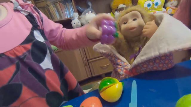 Милана играет с обезьянкой Арчи и режет фрукты! смотреть онлайн