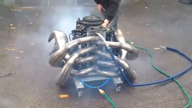 Послушайте рёв мотора V8