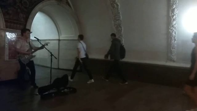 Москва 405 - в переходе около станции метро Бабушкинская летом вечером в московском метро смотреть онлайн