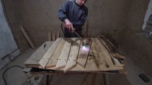 Интересная идея для дома из старых досок