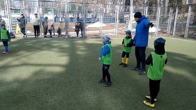 1). Детская футбольная школа в Красногорске (одно из занятий)