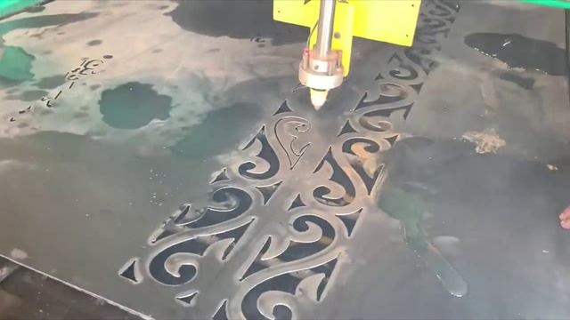 работа станка плазменной резки с ЧПУ