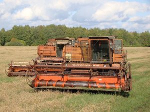 Racing combine harvesters /// Гонки на комбайнах