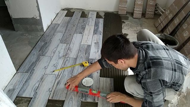 Укладка керамогранита на пол в прихожей I Как укладывать плитку