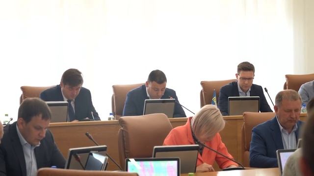 На Цементников высокими бордюрами перекрыли людям выезд из домов