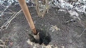 Забор из сетки,  установка столбиков с засыпкой песком и щебнем