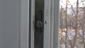 Регулировка пластиковых окон, ЗИМА-ЛЕТО. Что делать если зимой ДУЕТ из пластиковых окон.