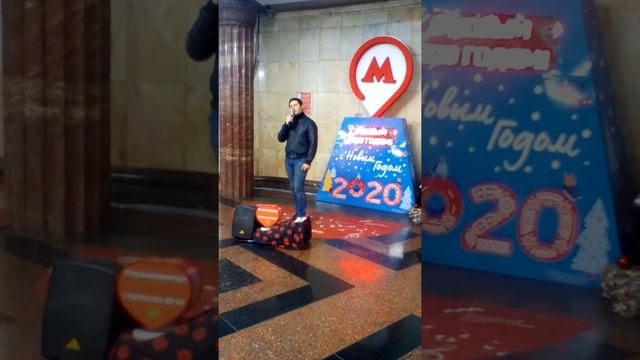 Николай Рябуха поет в метро "Курская" смотреть онлайн