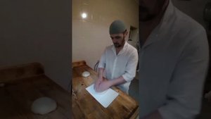 Готовить таджикский лепёшки из тандыра