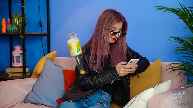 ПОПРОБУЙТЕ НЕ РАССМЕЯТЬСЯ! Смешные трюки и розыгрыши! ОТКРЫТЬ КРЫШКУ УДАРОМ НОГИ от 123GO!ЧЕЛЛЕНДЖ смотреть онлайн