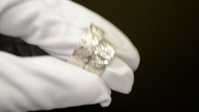 Обручальные кольца из белого золота с бриллиантами, гравировкой и волками смотреть онлайн